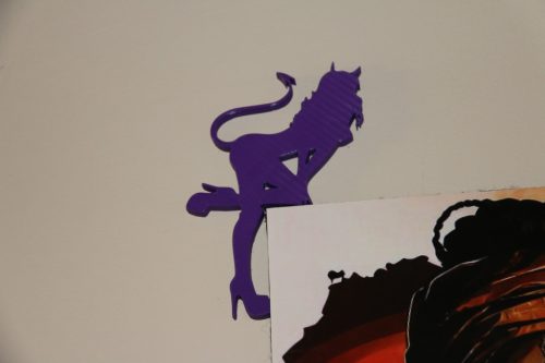 Ördögnő ajtódísz, képkeret sarokdekoráció, számítógép tetejére